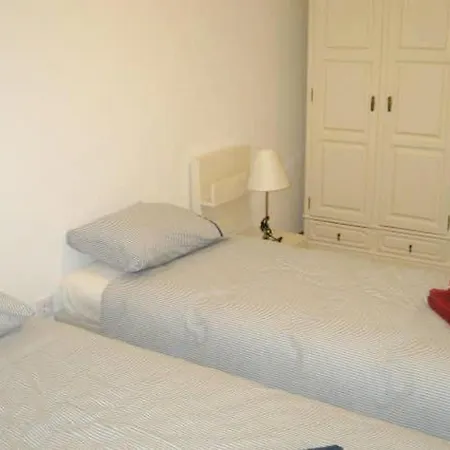 With 3 Bedrooms In With Balcony And Wifi Apartmán *