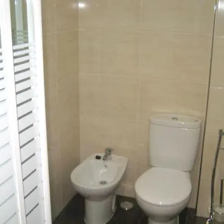 With 3 Bedrooms In With Balcony And Wifi Apartmán *