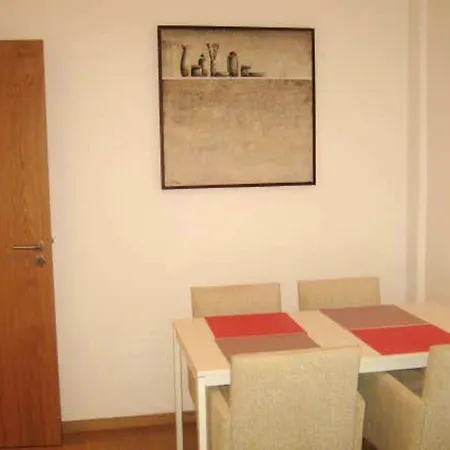 With 3 Bedrooms In With Balcony And Wifi Διαμέρισμα *